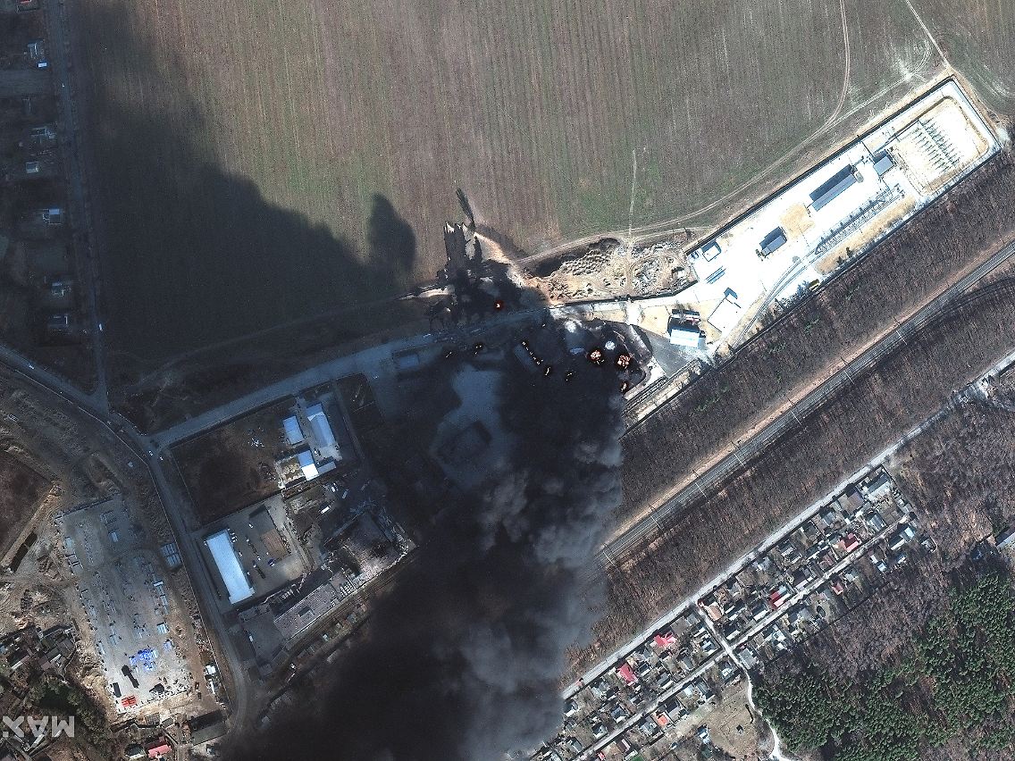 Brennende Treibstofftanks am Tag nach dem Einschlag der russischen Raketen: Diese Aufnahme stammt vom 25. März.