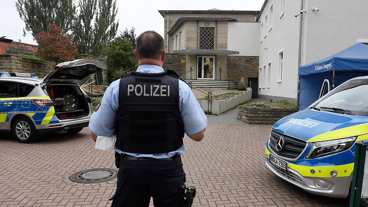 Schwer bewaffnete Polizisten umstellten im vergangenen September das Gotteshaus.