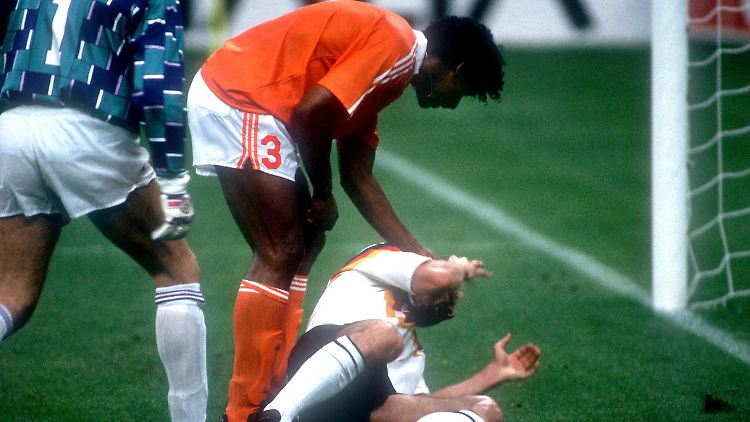 Frank Rijkaard zieht Rudi Völler an den Haaren.