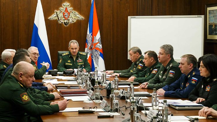 Wenn das Video echt ist, hatten Shoigu und sein Führungsstab daran sichtbar kein Vergnügen.