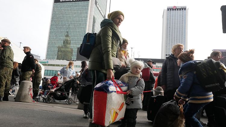 Geflüchtete am Hauptbahnhof der polnischen Hauptstadt Warschau.