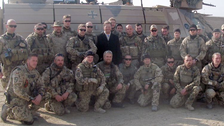Westerwelle im Kreis einiger Soldaten.
