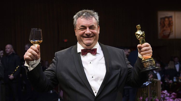 Gerd Nefzer freut sich über seinen zweiten Oscar.