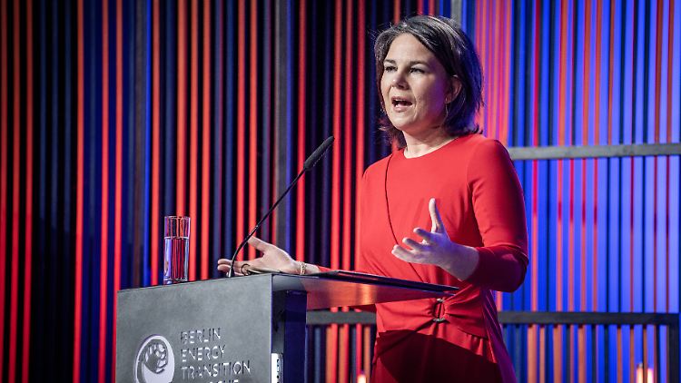 Annalena Baerbock spricht beim Berlin Energy Transition Dialogue im Auswärtigen Amt.