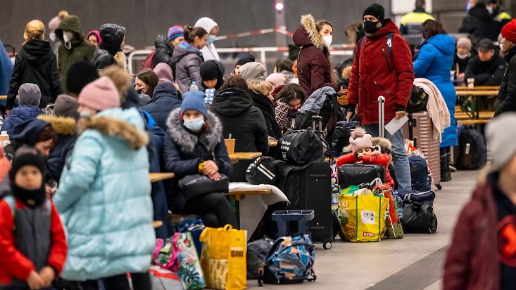 Knapp 60 Prozent der 4,5 Millionen Flüchtlinge sind nach UN-Angaben nach Polen geflüchtet. Etliche reisen auch nach Deutschland weiter.
