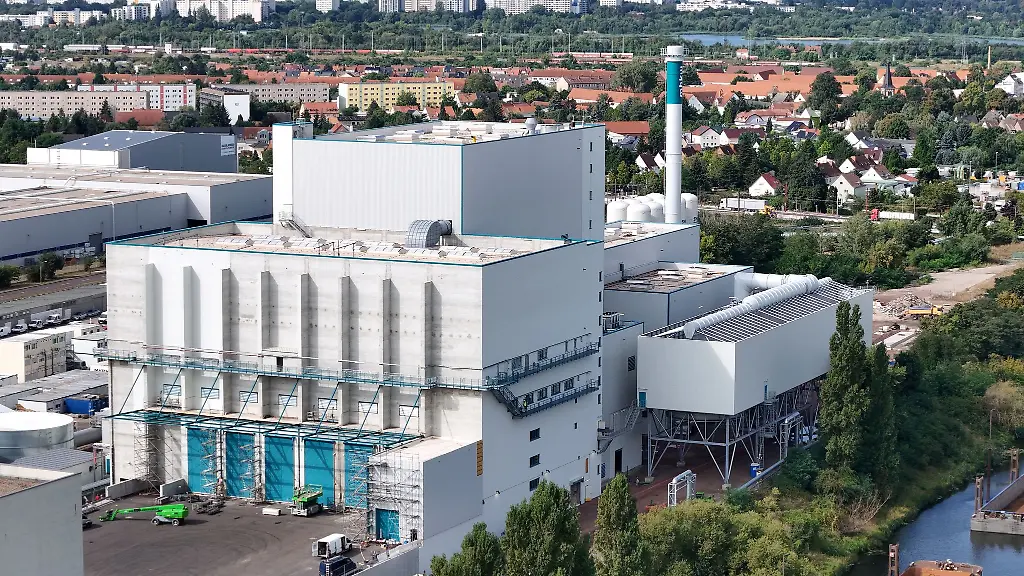 Mit-der-Inbetriebnahme-einer-dritten-Verbrennungsanlage-erhoeht-sich-die-Kapazitaet-des-Magdeburger-Muellheizkraftwerks-Rothensee-auf-mehr-als-975-000-Tonnen-pro-Jahr-und-ist-damit-deutschlandweit-die-groesste