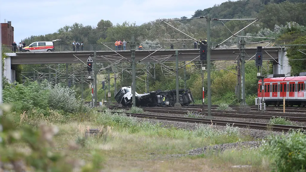 Durch-den-Lkw-auf-den-Gleisen-kommt-es-zu-Einschraenkungen-und-Ausfaellen-im-Nah-und-Fernverkehr