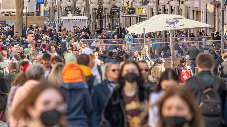 In der Münchner Innenstadt tragen auch ohne Pflicht immer noch viele Passantinnen und Passanten Maske. 