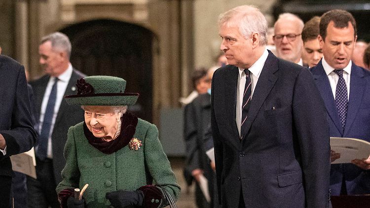 Zum Gottesdienst ging Elizabeth II. nun am Arm von Prinz Andrew in die Kirche. Mit der anderen Hand stützte sie sich auf einen Stock. 
