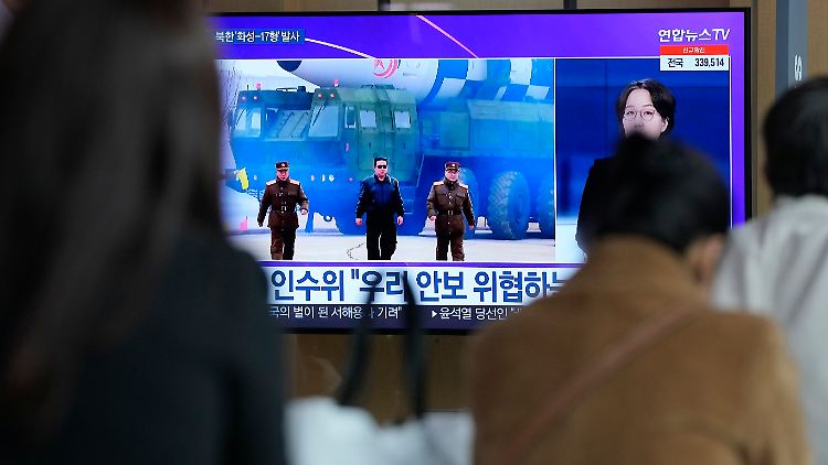 Beim größten Raketentest des Landes seit 2017 legte Machthaber Kim Jong Un viel Wert auf die Inszenierung.