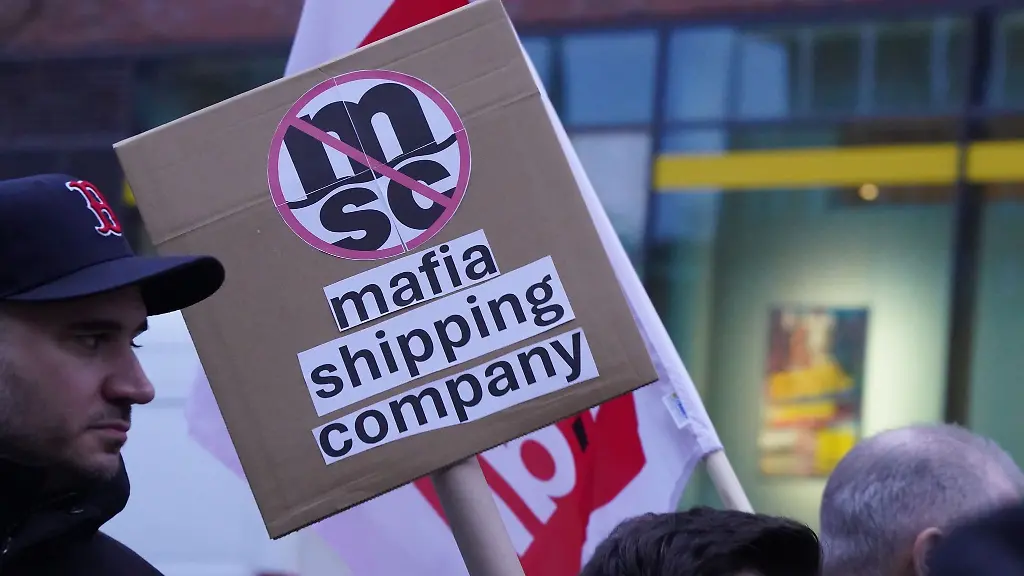 Wenige-Tage-vor-der-abschliessenden-Entscheidung-ueber-den-umstrittenen-Einstieg-der-Reederei-MSC-beim-Hamburger-Hafenlogistiker-HHLA-ruft-die-Gewerkschaft-Verdi-zu-einer-weiteren-Demonstration-auf