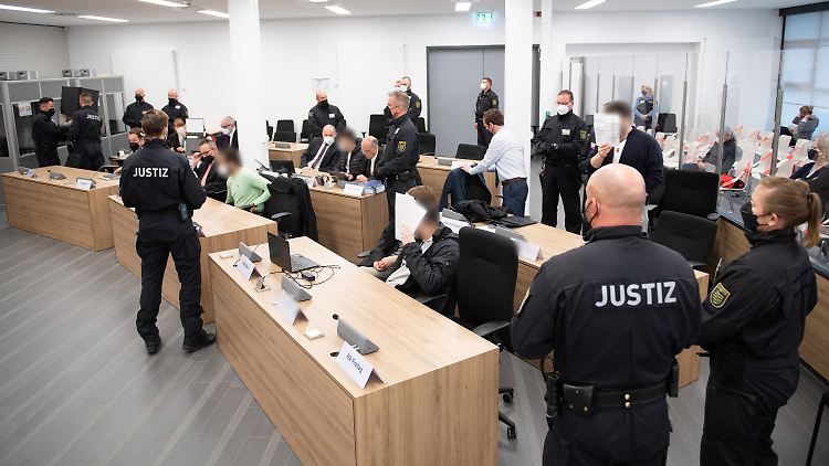 Den sechs Männern wird schwerer Bandendiebstahl, Brandstiftung und besonders schwere Brandstiftung vorgeworfen.