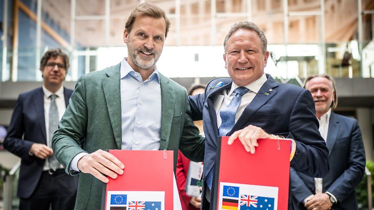 Eon-Vorstand Patrick Lammers (l)  und Andrew Forrest. "Wir verschiffen unseren Sonnenschein nach Deutschland", so der FFI-Chef.