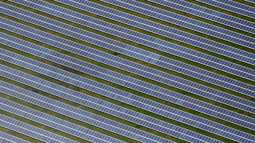 Nach-einem-Diebstahl-in-einem-Solarpark-in-Niederbayern-geht-die-Polizei-von-einem-hohen-Schaden-aus