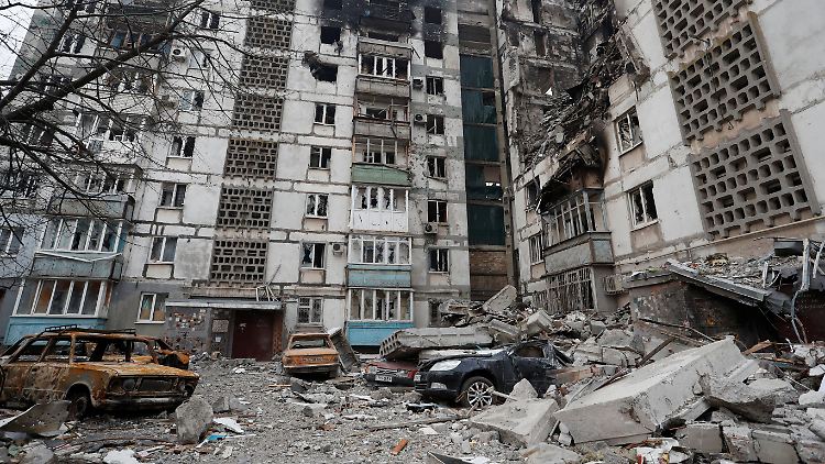 Von den ursprünglich 440.000 Einwohnern Mariupols sind bereits die Hälfte evakuiert worden, aber Russland griff wie in Syrien immer wieder Evakuierungsrouten an.