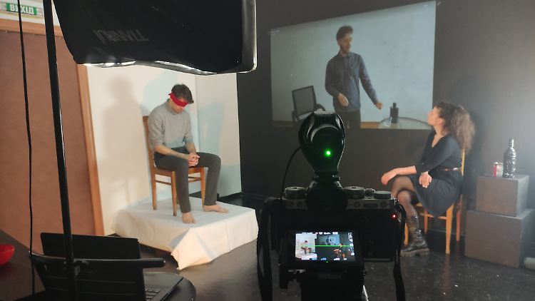 Per Livestream wird die Theatervorstellung im Internet übertragen.