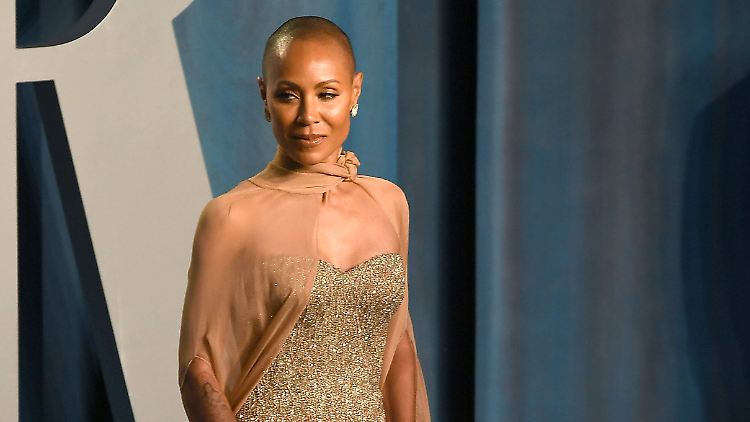 Es sei ihr "scheißegal", was Leute von ihrer Glatze halten, sagt Jada Pinkett Smith.