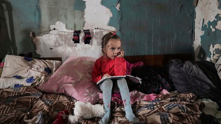 Ein Mädchen sitzt in einem improvisiertem Bunker in Mariupol, dem einzig noch sicheren Ort in der umkämpften Stadt.