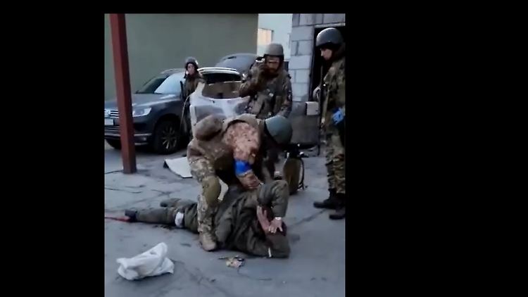 Der Film zeigt, wie mutmaßlich ukrainische Soldaten angeblich russische Kriegsgefangene misshandeln.