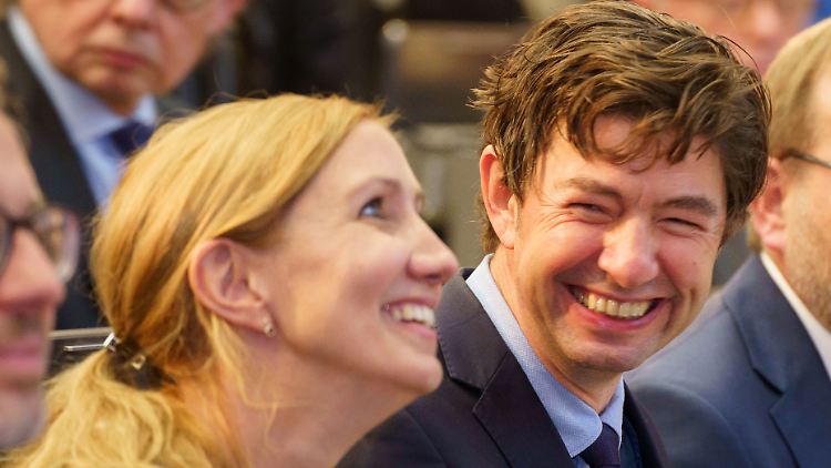 Sie wollen sich nun wieder verstärkt ihren Forschungsfeldern widmen: Sandra Ciesek und Christian Drosten.