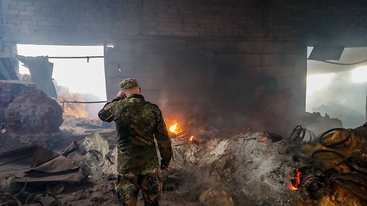 Руїни після удару по фабриці у Вишневому під Києвом. Проте в результаті переговорів британська влада бачить зменшення бомбардувань.