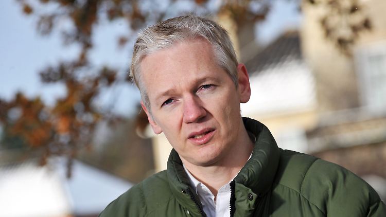 Julian Assange vor Elligham Hall in Suffolk. Der Eigentümer, Vaughan Smith, ist ein Freund des Australiers.