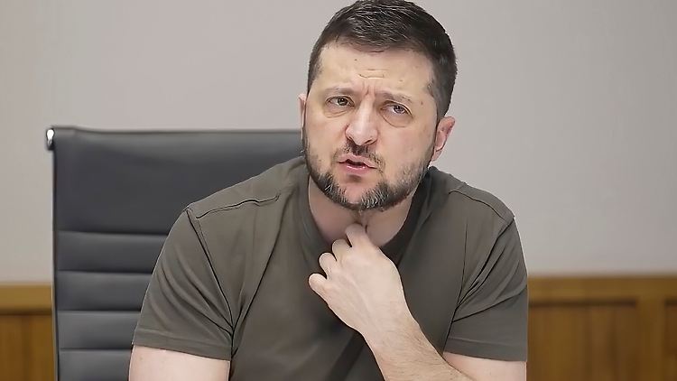 Selenskyj hört positive Signale aus Russland. Noch seien die russischen Bomben aber lauter, sagt er. 