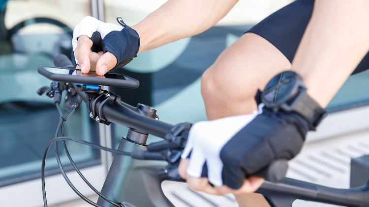 Mit Hilfe einer Halterung kann das Smartphone sicher am Fahrradlenker befestigt werden.