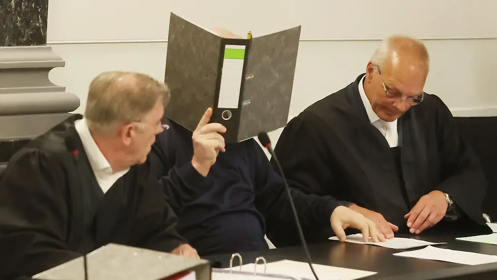 Nach-einem-toedlichen-Angriff-mit-Armbrust-und-Messer-auf-seine-Ehefrau-hat-das-Landgericht-Zwickau-einen-46-Jaehrigen-Mitte-wegen-Mordes-verurteilt