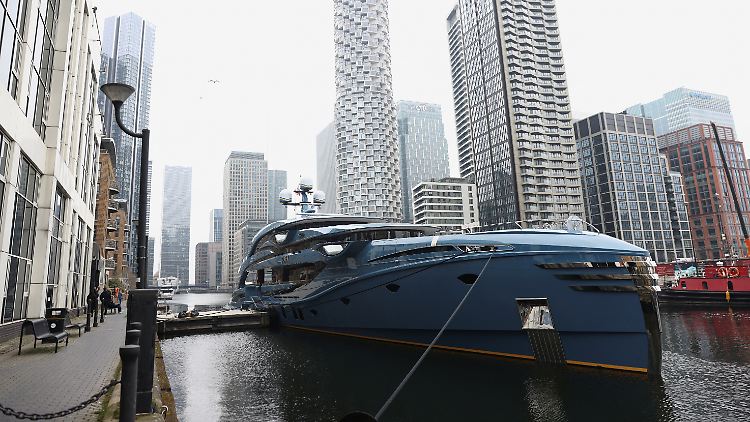 2022-03-29T131539Z_257462391_RC2CCT9SLXV6_RTRMADP_3_UKRAINE-CRISIS-BRITAIN-YACHT.JPG