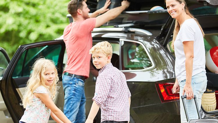 Beim Familienurlaub muss viel Gepäck ins Auto passen, eine Dachbox schafft mehr Stauraum.