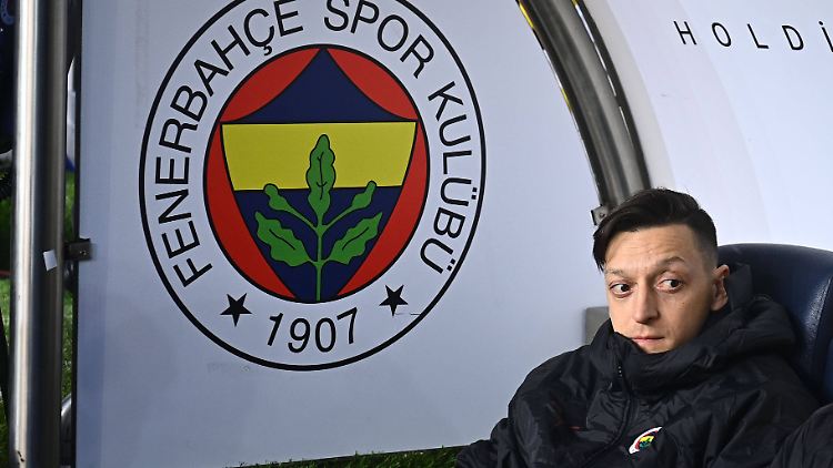 Auch bei Fenerbahce hatte Özil keine leichte Zeit.