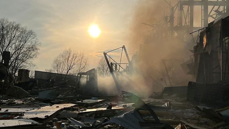 Ein zerstörtes Lebensmittellager in der Stadt Browary nahe Kiew. Russland greift weiterhin zivile Ziele in der Ukraine an.