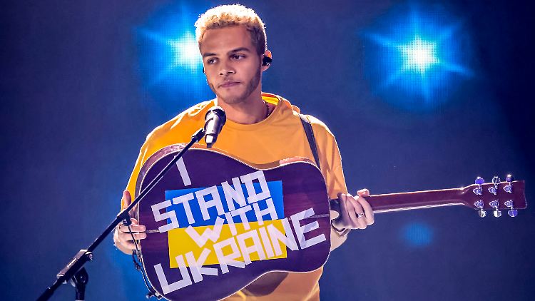 Den Schriftzug klebte der 24-Jährige heimlich auf seine Gitarre.