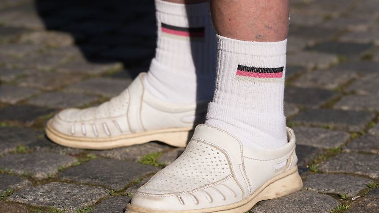 Der Inbegriff von Alman, weiße Socken in Sandalen.