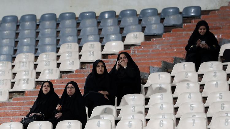 Im Jahr 2018 durften Frauen in Teheran ein Länderspiel zwischen Iran und Bolivien besuchen. 