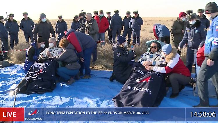 Von der Raumfahrtagentur Roskosmos veröffentlichte Aufnahmen der Astronauten kurz nach der Landung der Raumkapsel in Kasachstan.