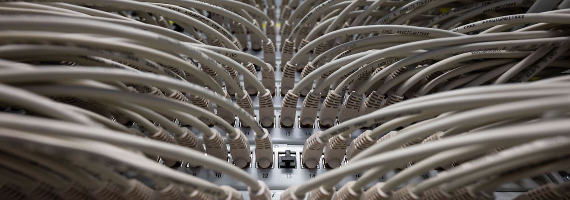 Netzwerkkabel in einem Rechenzentrum.