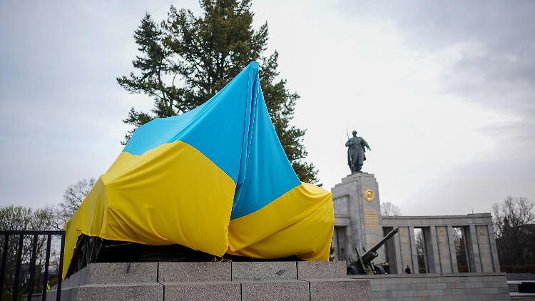 Riesige Ukraine-Flaggen verdecken die Panzer - zumindest zeitweise.
