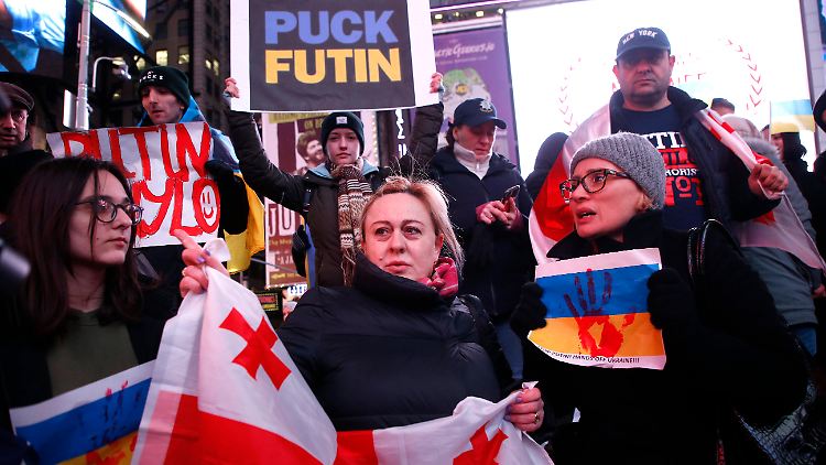 Kurz nach Russlands Angriff demonstrierten in New York auch Menschen aus Georgien an der Seite der Ukrainer.