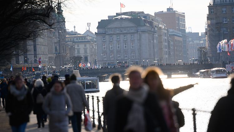 In Hamburg gilt auch im April die Maskenpflicht beim Einkaufen.
