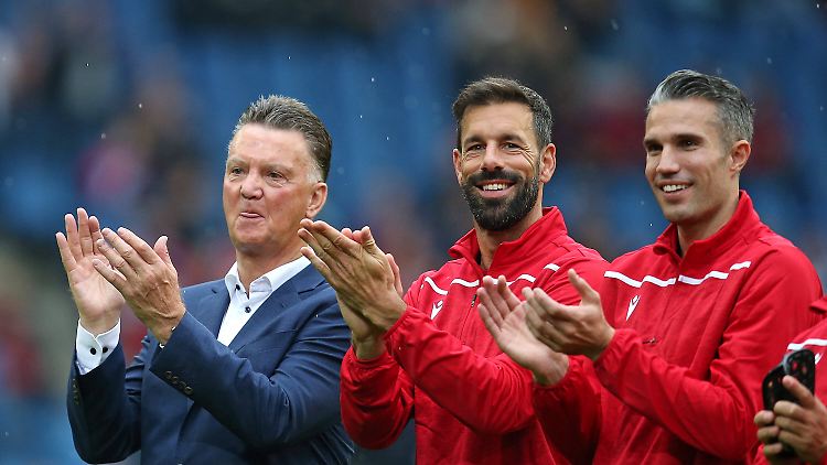 Ruud van Nistelrooji (m.) wird beim Abschiedsspiel von Rafael van der Vaart von Louis van Gaal (l.) und Robin van Persie (r.) eingerahmt. 