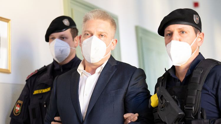 Der 41-jährige Privatdetektiv Hessenthaler wird beschuldigt, insgesamt 1,25 Kilogramm Drogen an einen Bekannten übergeben zu haben.