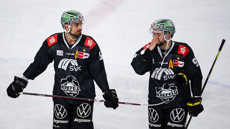 Krefeld steht vorzeitig als DEL-Absteiger fest: Lucas Lessio und Jeremy Bracco von den Pinguinen.