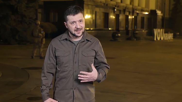 Selenskyj zeichnete seine Ansprache diesmal draußen auf.