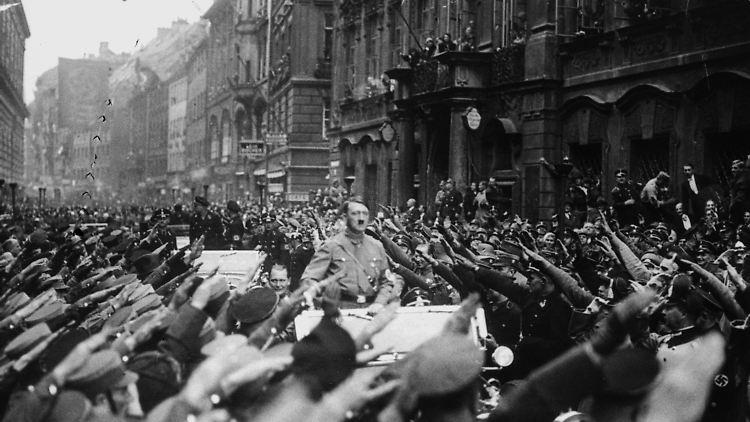 Adolf Hitler fährt am 9. November 1933 bei einer NSDAP-Parade durch München.