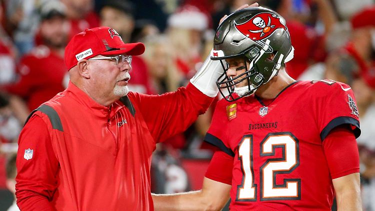 Brady kommt zurück, Arians geht.