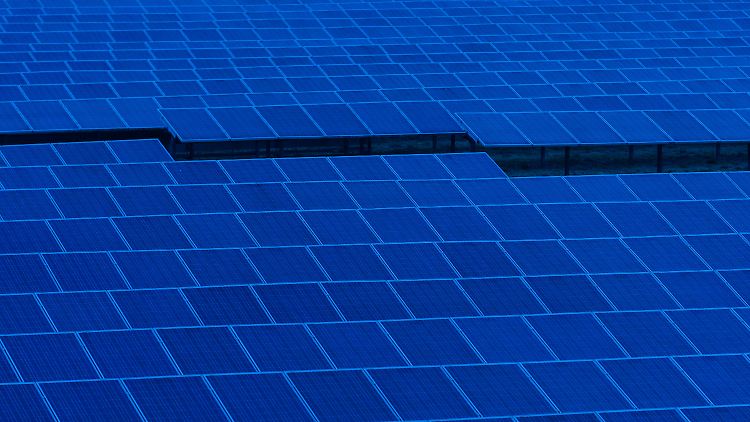 Solarfeld in Bayern: Der Krieg in der Ukraine beschleunigt in Deutschland die Auseinandersetzung um den Ausbau der erneuerbaren Energien.