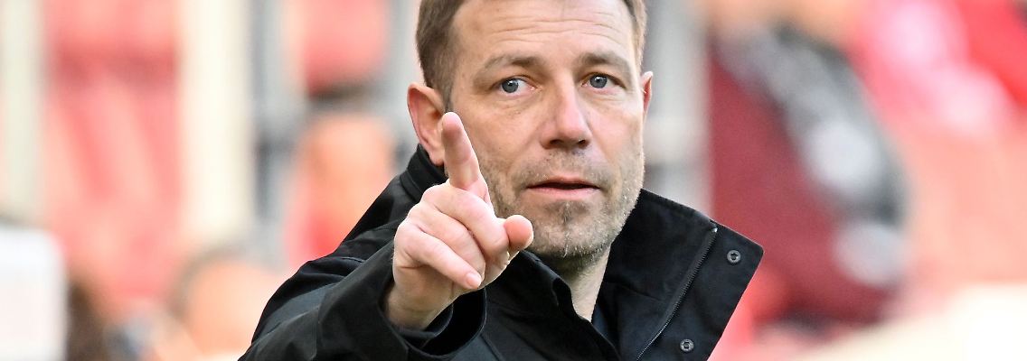 Bielefelds Trainer Frank Kramer gibt Anweisungen.