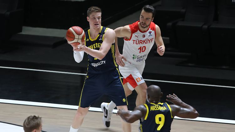 Mit "Equality" (deutsch: Gleichberechtigung) auf dem Trikot im Einsatz für die schwedische Nationalmannschaft: Jonas Jerebko.